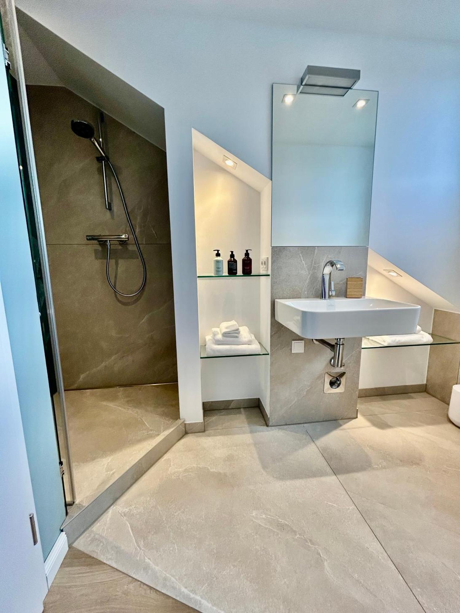 Luxuswohnung, Airport-messe Fusslaeufig Erreichbar 1 Apartment *